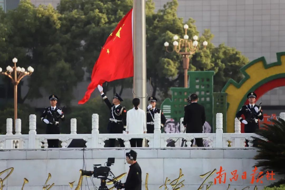 今晨的八一广场,热血沸腾!