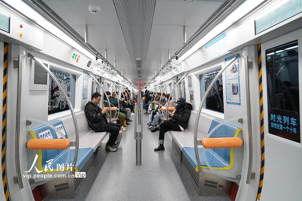 北京地铁“时光列车”再运行 新增老物件老照片