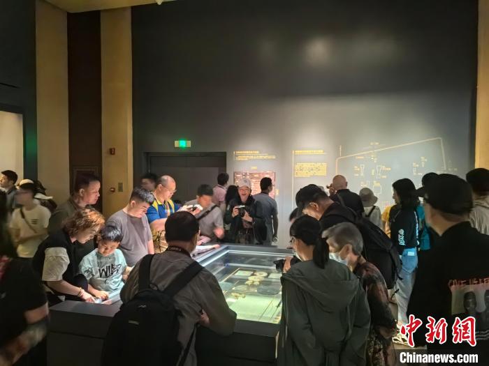 “海昏侯”文物上新 刘贺墓主棺出土玉璧首次展出